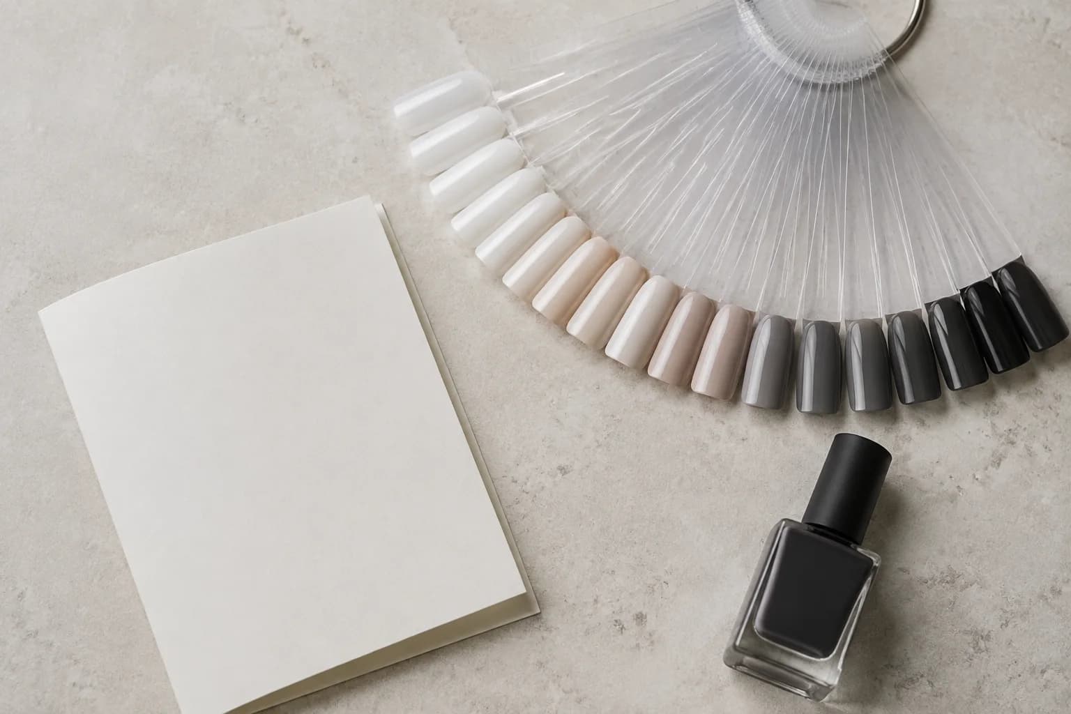 Nagelfarbmuster in neutralen Tönen neben einer Servicekarte